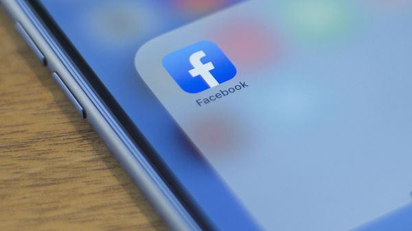 Телефон с открытым приложением Facebook - Sputnik Азербайджан