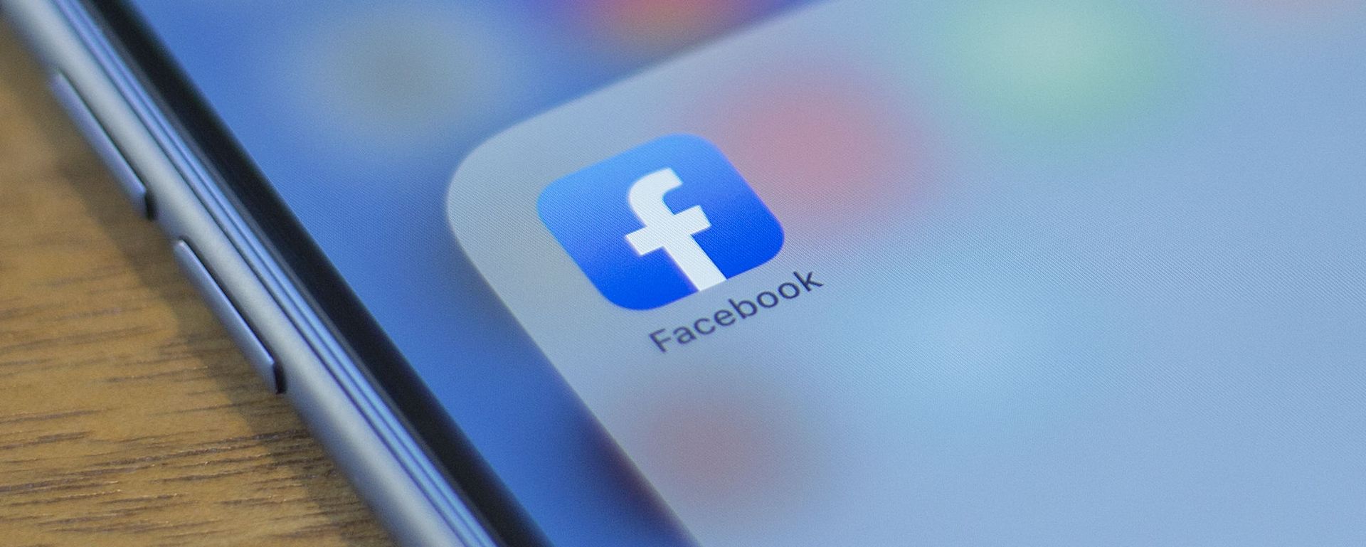 Телефон с открытым приложением Facebook - Sputnik Азербайджан, 1920, 25.02.2022
