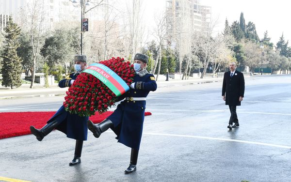 Президент Азербайджанской Республики Ильхам Алиев и первая леди Мехрибан Алиева в связи с 29-й годовщиной Ходжалинского геноцидаа, посетили памятник в память о жертвах трагедии. - Sputnik Азербайджан