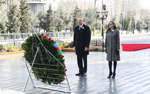 Президент Азербайджанской Республики Ильхам Алиев и первая леди Мехрибан Алиева в связи с 29-й годовщиной Ходжалинского геноцидаа, посетили памятник в память о жертвах трагедии. - Sputnik Азербайджан