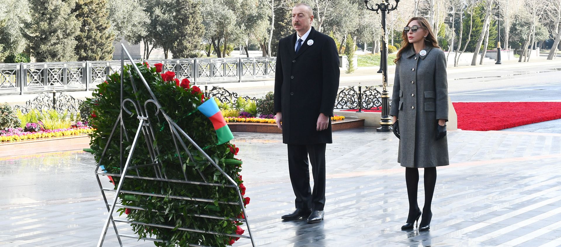 Президент Азербайджанской Республики Ильхам Алиев и первая леди Мехрибан Алиева в связи с 29-й годовщиной Ходжалинского геноцидаа, посетили памятник в память о жертвах трагедии. - Sputnik Азербайджан, 1920, 26.02.2021