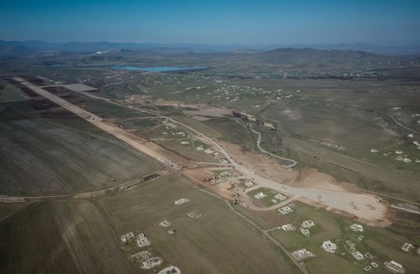Füzulidə beynəlxalq hava limanının uçuş-eniş zolağının tikintisi  - Sputnik Азербайджан