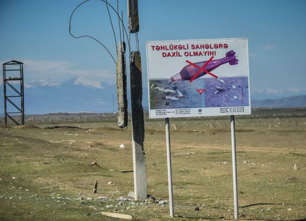 Qarabağda yol kənarında xəbərdarlıq tablosu, arxiv şəkli - Sputnik Азербайджан