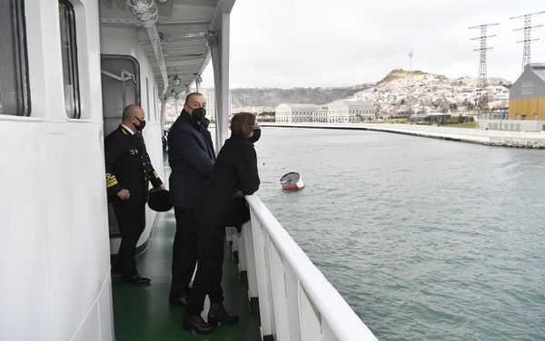 Президент Ильхам Алиев и Первая леди Мехрибан Алиева на открытии в Баку первого в мире танкера-музея
 - Sputnik Азербайджан