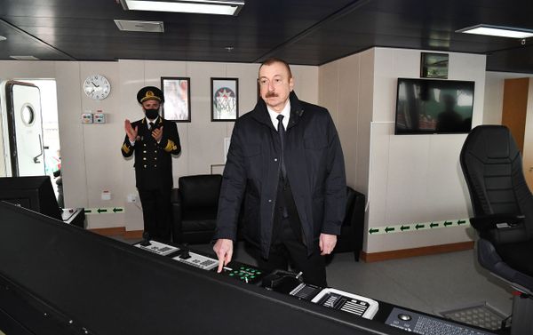 Президент Ильхам Алиев на церемонии спуска на воду судна-парома типа Ro-Pax «Академик Зарифа Алиева» и сдачи в эксплуатацию судна-парома «Азербайджан» аналогичного назначения - Sputnik Азербайджан