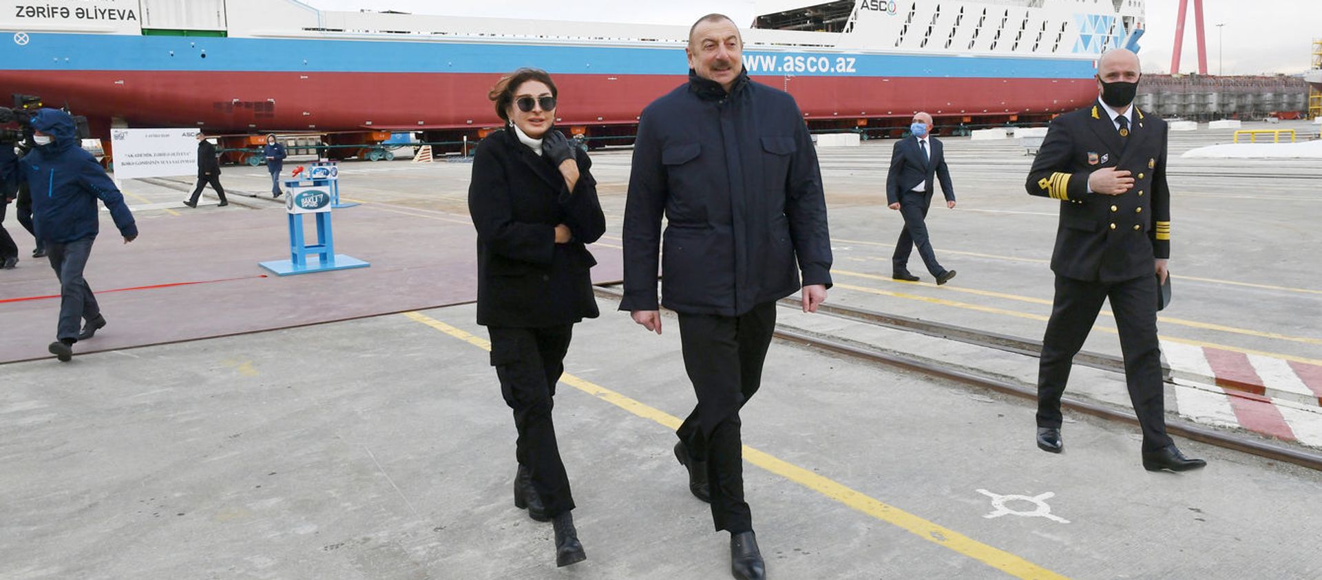 Prezident İlham Əliyev və birinci xanım Mehriban Əliyeva “Akademik Zərifə Əliyeva” gəmi-bərəsinin suya salınması və eyni təyinatlı “Azərbaycan” gəmi-bərəsinin istismara verilməsi mərasimlərində - Sputnik Азербайджан, 1920, 01.03.2021