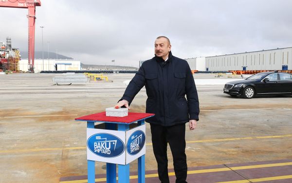 Президент Ильхам Алиев на церемонии спуска на воду судна-парома типа Ro-Pax «Академик Зарифа Алиева» и сдачи в эксплуатацию судна-парома «Азербайджан» аналогичного назначения - Sputnik Азербайджан
