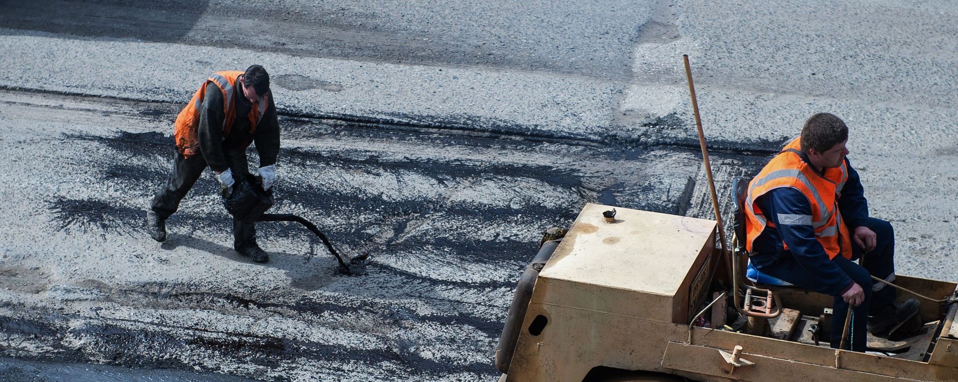 Рабочие наносят битум на дорогу, фото из архива - Sputnik Азербайджан, 1920, 08.03.2021