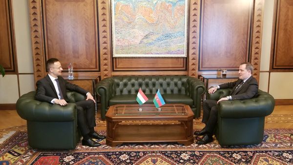 Министр иностранных дел Азербайджана Джейхун Байрамов со своим венгерским коллегой Петером Сийярто - Sputnik Азербайджан
