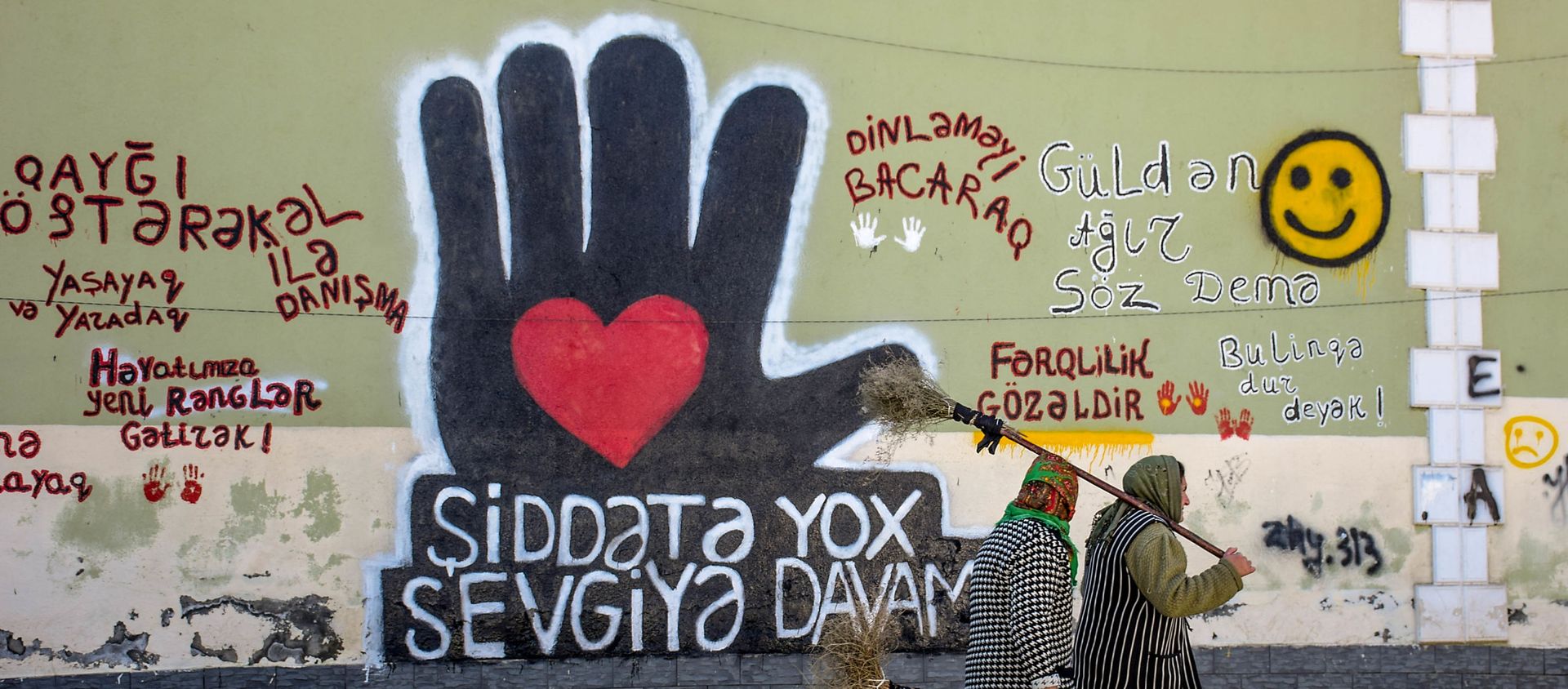 Şəmkirdə divarda qraffiti - Sputnik Азербайджан, 1920, 12.03.2021