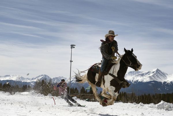 Соревнования по скиджорингу Leadville Ski Joring в Ледвилле, штат Колорадо - Sputnik Азербайджан