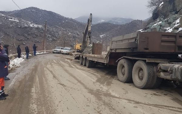 Обломок скалы, сорвавшийся с горы и перекрывший движение на автомобильной дороге Гянджа-Дашкесан Обломок скалы, сорвавшийся с горы и перекрывший движение на автомобильной дороге Гянджа-Дашкесан - Sputnik Азербайджан