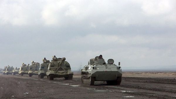 Raket və artilleriya bölmələri təyin edilmiş marşrutlarla hərəkət edir - Sputnik Азербайджан