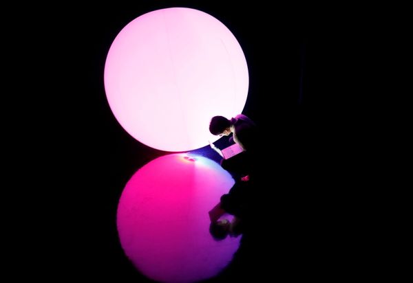 Сотрудник во время презентации сауны с элементами цифровых технологий TikTok teamLab Reconnect в Токио  - Sputnik Азербайджан