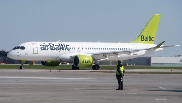 Презентация самолета Bombardier CS300 в аэропорту Шереметьево - Sputnik Азербайджан