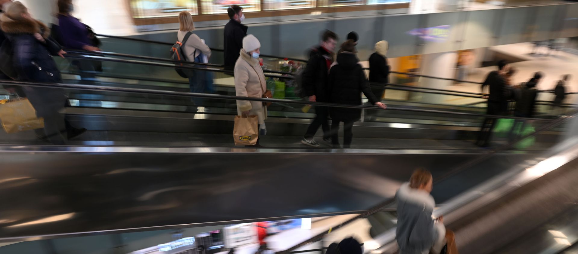 Покупатели в торговом центре Авиапарк в Москве Покупатели в торговом центре Авиапарк в Москве - Sputnik Азербайджан, 1920, 18.03.2021
