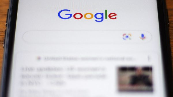 Логотип компании Google на телефоне, фото из архива - Sputnik Азербайджан
