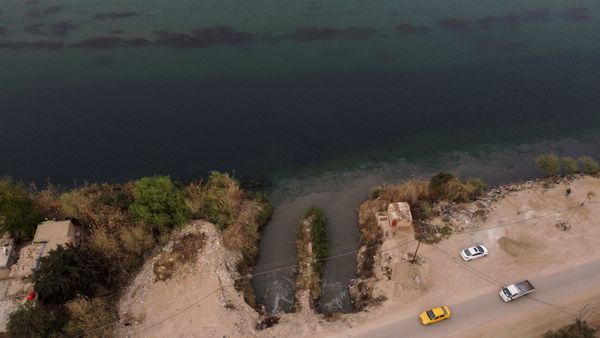 Дренажная труба, несущая в реку Евфрат сточные воды, недалеко от Эн-Наджафа, Ирак - Sputnik Азербайджан