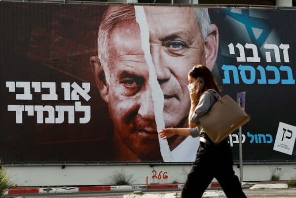 Предвыборный плакат израильского политического альянса Кахоль-лаван с изображением министра обороны Израилья Бенни Ганца и премьер-министра Биньямина Нетаньяху Предвыборный плакат израильского политического альянса Кахоль-лаван с изображением министра обороны Израилья Бенни Ганца и премьер-министра Биньямина Нетаньяху - Sputnik Азербайджан