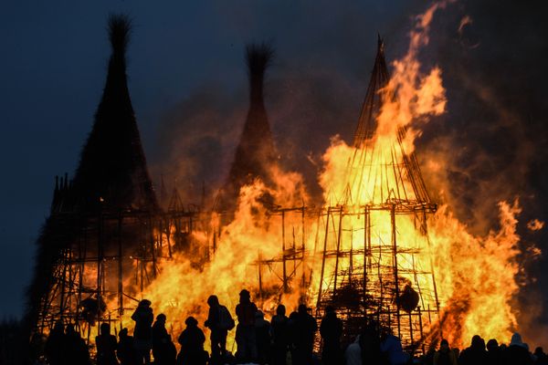 Сожжение арт-объекта художника Николая Полисского на праздновании Масленицы в арт-парке Никола-Ленивец Сожжение арт-объекта художника Николая Полисского на праздновании Масленицы в арт-парке Никола-Ленивец - Sputnik Азербайджан