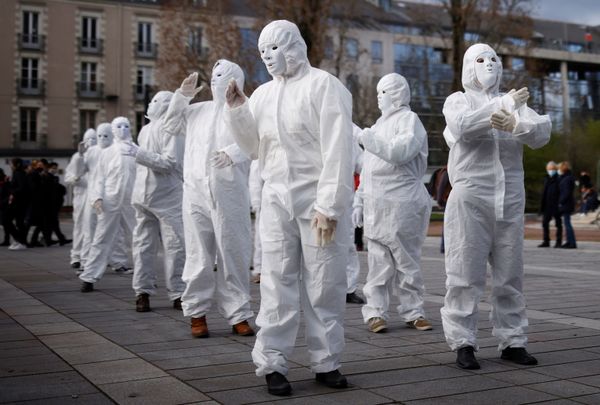 Активисты группы «Белые маски» на демонстрации против «закона о глобальной безопасности» в Нанте, Франция Активисты группы «Белые маски» на демонстрации против «закона о глобальной безопасности» в Нанте, Франция - Sputnik Азербайджан