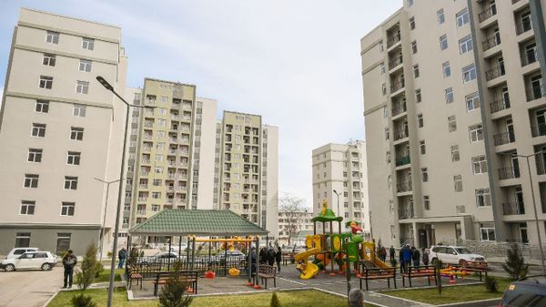 Группе граждан, чьи дома разрушены вследствие ракетных ударов Армении по Гяндже, предоставлены новые квартиры - Sputnik Азербайджан