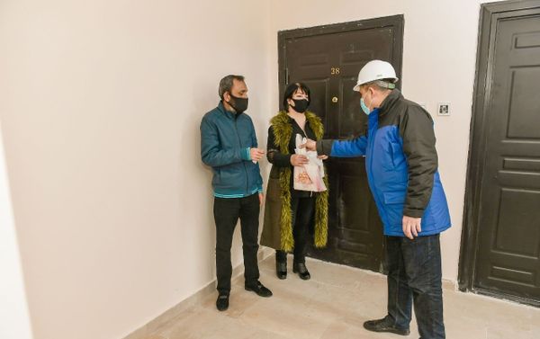 Группе граждан, чьи дома разрушены вследствие ракетных ударов Армении по Гяндже, предоставлены новые квартиры - Sputnik Азербайджан