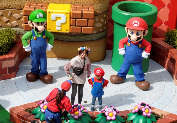 Персонажи игры Супер Марио  в парке аттракционов Super Nintendo World в Осаке - Sputnik Азербайджан