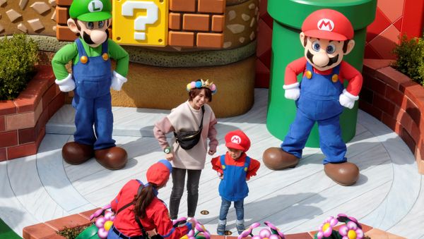 Персонажи игры Супер Марио  в парке аттракционов Super Nintendo World в Осаке - Sputnik Азербайджан