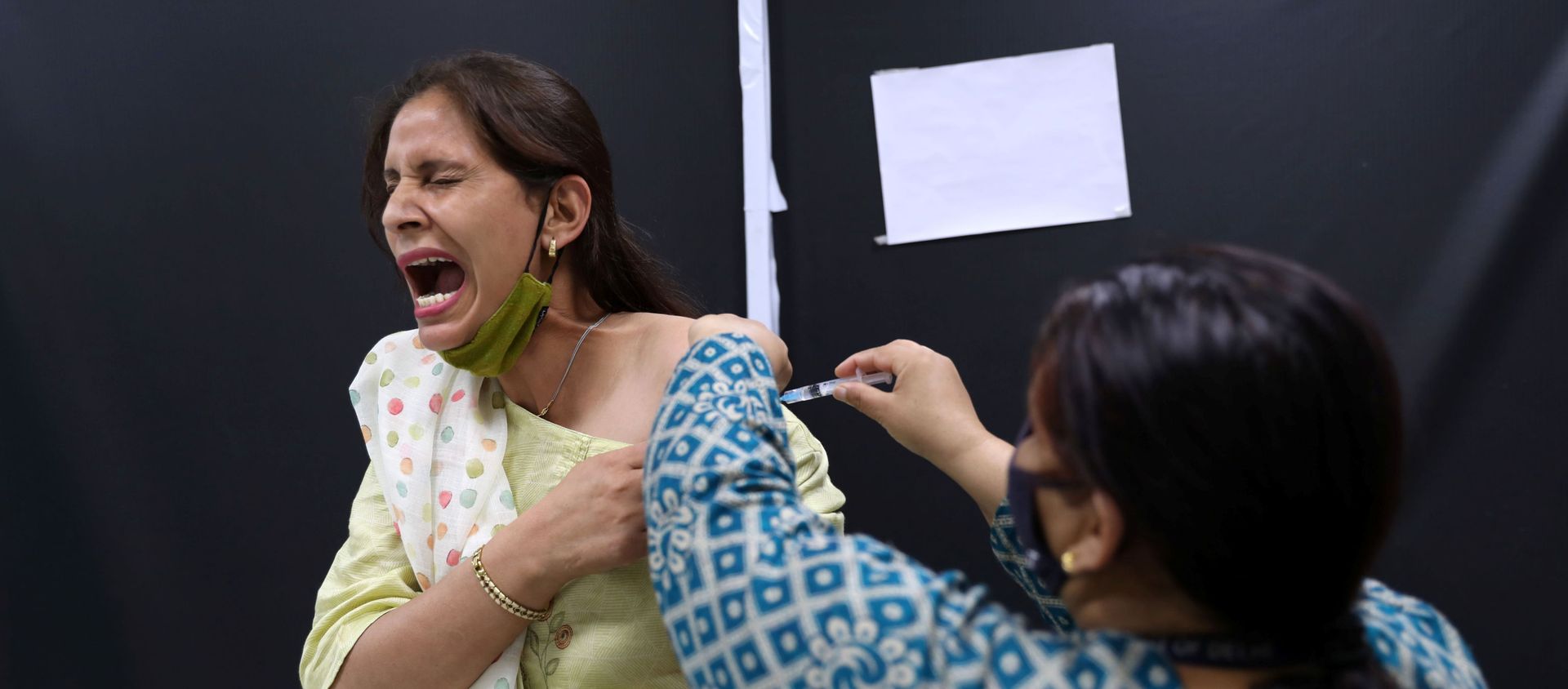 Сотрудница Serum Institute of India во время вакцинации против COVID-19 вакциной индийского производства CoviShield компании AstraZeneca - Sputnik Азербайджан, 1920, 26.03.2021