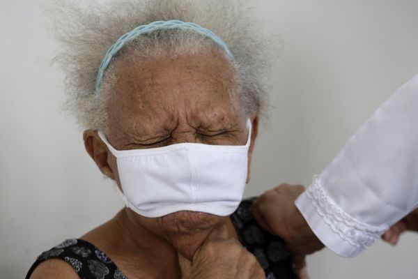 90-летняя Жюстина Батиста во время вакцинации против COVID-19 китайской вакциной Sinovac в Бразилиа, Бразилия 90-летняя Жюстина Батиста во время вакцинации против COVID-19 китайской вакциной Sinovac в Бразилиа, Бразилия - Sputnik Азербайджан