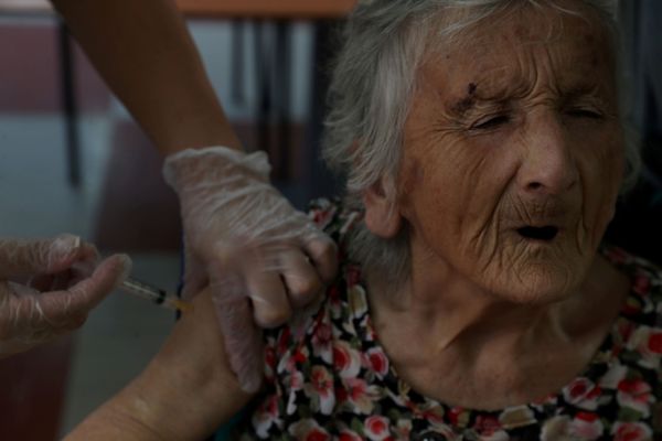 Жительница дома престарелых во время вакцинации CoronaVac в Чили Жительница дома престарелых во время вакцинации CoronaVac в Чили - Sputnik Азербайджан