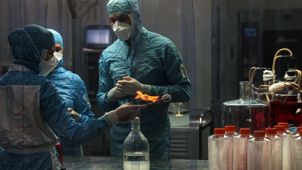 Интервью с начальником отделения коронавирусной вакцины Центра им. Чумакова К. Гришиной - Sputnik Азербайджан
