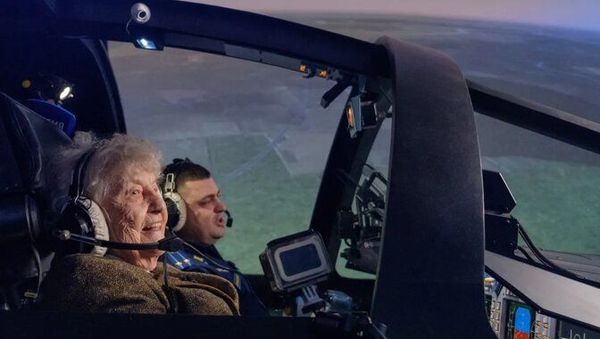 Ветеран ВОВ за штурвалом Су-34  - Sputnik Азербайджан
