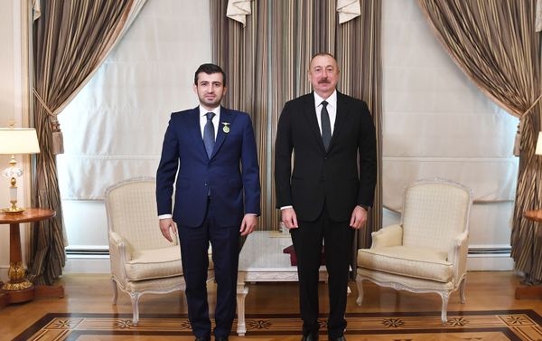 Президент Ильхам Алиев принял технического директора турецкой компании Baykar Makine Сельджука Байрактара и руководителя правления и генерального директора компании ASELSAN Халука Горгюна - Sputnik Азербайджан