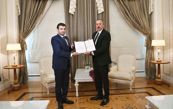 Президент Ильхам Алиев принял технического директора турецкой компании Baykar Makine Сельджука Байрактара и руководителя правления и генерального директора компании ASELSAN Халука Горгюна - Sputnik Азербайджан