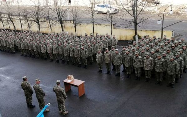 Азербайджанские военнослужащие торжественно завершили службу - Sputnik Азербайджан