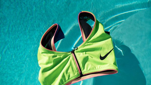 Nike выпустил свою первую экологичную коллекцию купальников из переработанных материалов - Sputnik Азербайджан