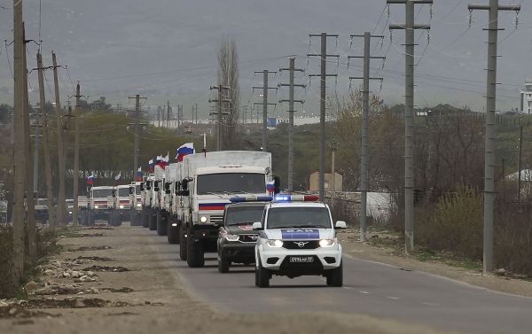Российский миротворческий контингент сопровождает партию гуманитарного груза в Кельбаджар - Sputnik Азербайджан