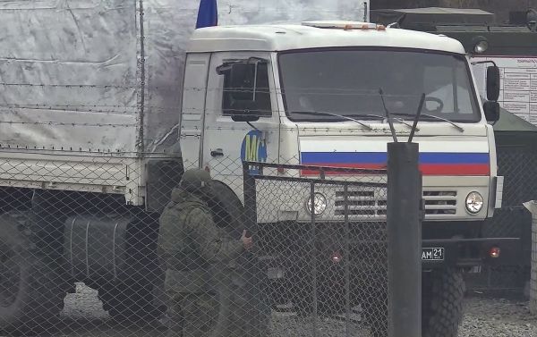 Российский миротворческий контингент сопровождает партию гуманитарного груза в Кельбаджар - Sputnik Азербайджан