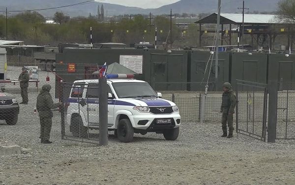 Российский миротворческий контингент сопровождает партию гуманитарного груза в Кельбаджар - Sputnik Азербайджан