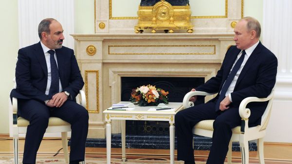 Президент РФ Владимир Путин и премьер-министр Армении Никол Пашинян (слева) во время встречи, 7 апреля 2021.  - Sputnik Азербайджан