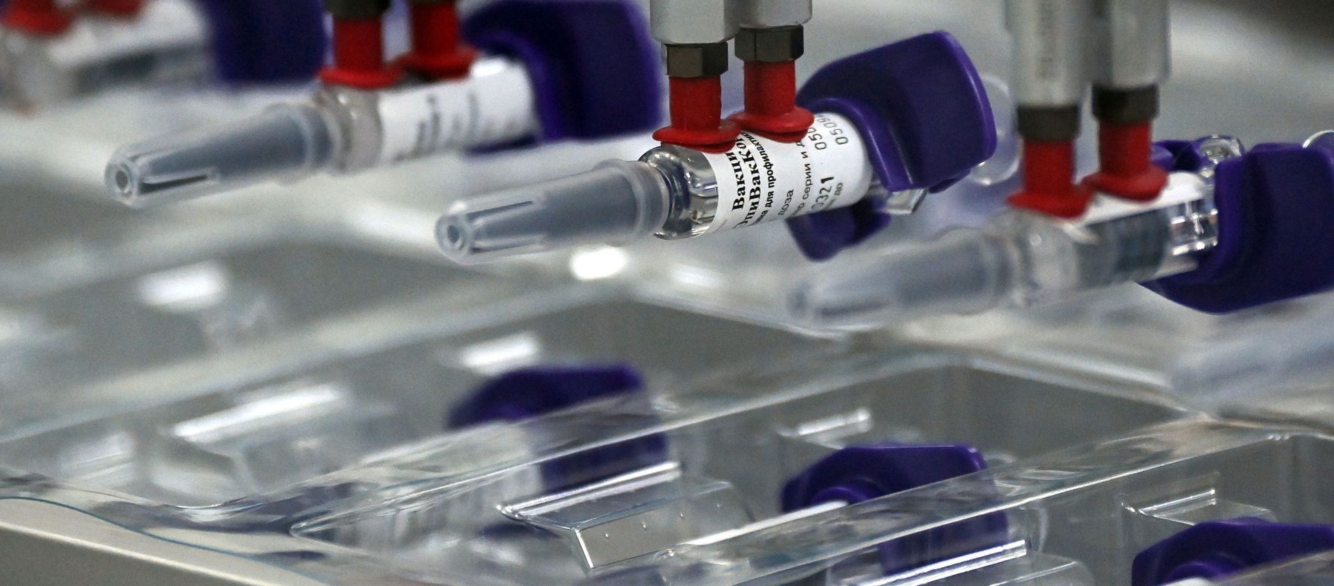 Линия розлива инъекционных препаратов шприц-доза вакцины ЭпиВакКорона - Sputnik Азербайджан, 1920, 08.04.2021