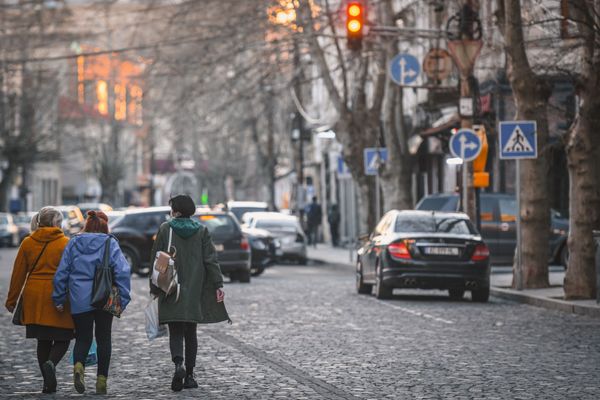 Прохожие на улице в Кутаиси Прохожие на улице в Кутаиси - Sputnik Азербайджан