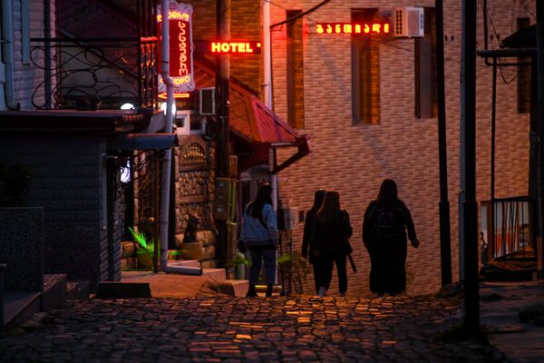 Прохожие на улице в Кутаиси Прохожие на улице в Кутаиси - Sputnik Азербайджан