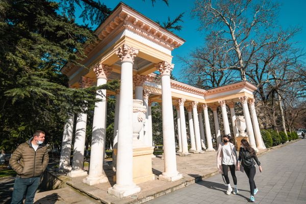 Прохожие на улице в Кутаиси Прохожие на улице в Кутаиси - Sputnik Азербайджан