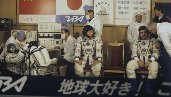 Экипаж космического корабля Союз ТМ-11 - командир корабля Виктор Афанасьев, японский журналист Тоехиро Акияма и летчик-космонавт СССР Муса Манаров (слева направо) во время подготовки к старту. Космодром Байконур - Sputnik Азербайджан