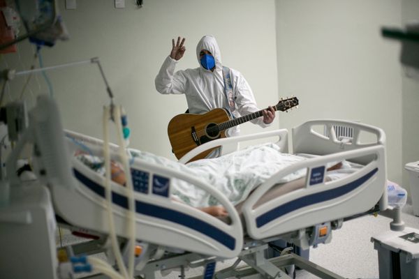 Медицинский работник из португальской благотворительной больницы поет в отделениях интенсивной терапии в рамках празднования Пасхи, Бразилия - Sputnik Азербайджан
