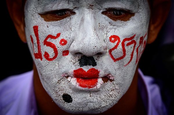 Активист на антиправительственном митинге, организованном политическим движением Красных Рубашек в Бангкоке - Sputnik Азербайджан
