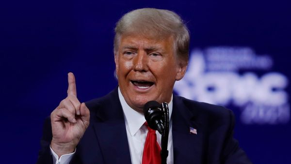 Бывший президент США Дональд Трамп во время выступления в Орландо, штат Флорида - Sputnik Азербайджан